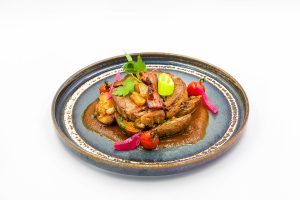 DODO'S Kitchen - Süllőfilé kapros „Tajmalac” - Konfitált tarja, sült fokhagymával, szalonnával, tepsis burgonyával, savanyított zöldségekkel