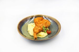 DODO'S Kitchen - „Rajmalac” - Csontos malackaraj bundában, burgonyapürével, friss salátával